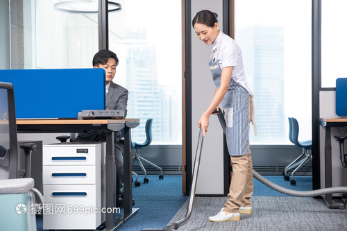 專業有序 老板指揮保潔人員進行地毯深度清潔全記錄